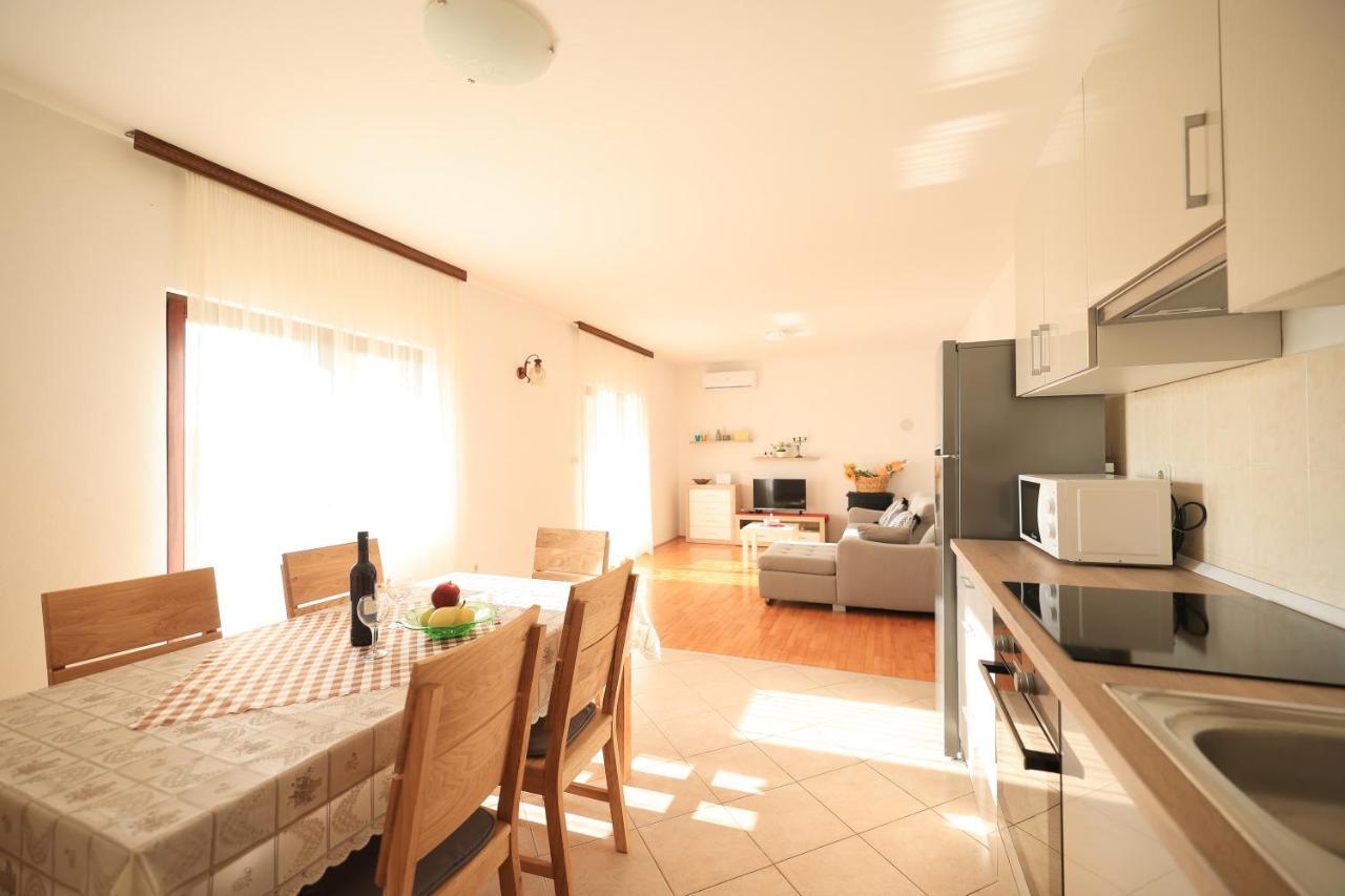 Apartments Ana เพทรอซาเน ภายนอก รูปภาพ