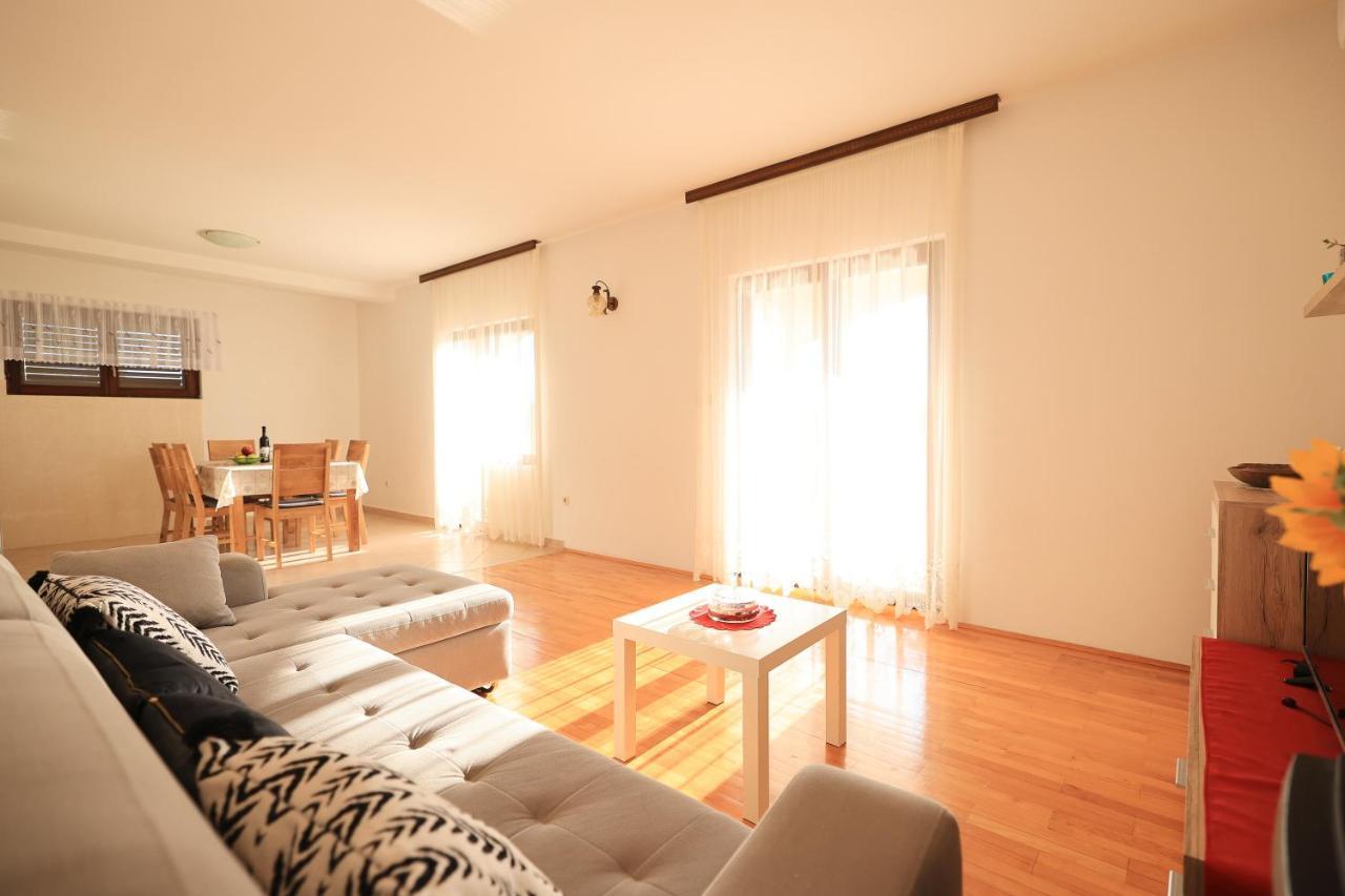 Apartments Ana เพทรอซาเน ภายนอก รูปภาพ
