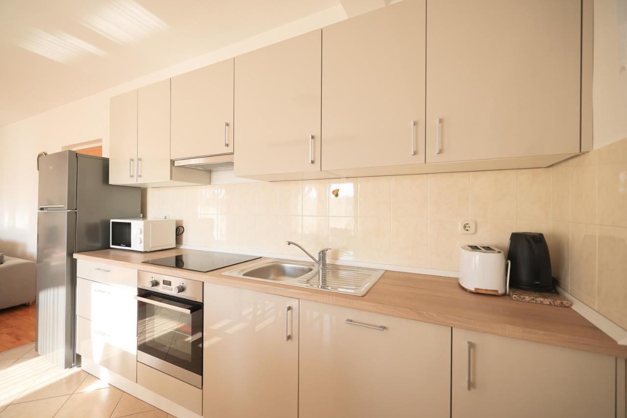 Apartments Ana เพทรอซาเน ภายนอก รูปภาพ