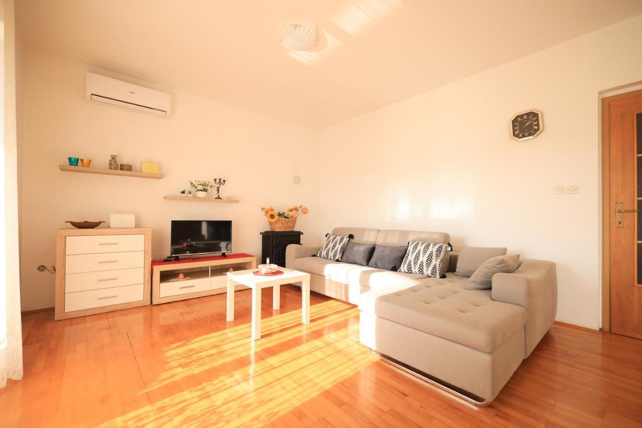 Apartments Ana เพทรอซาเน ภายนอก รูปภาพ