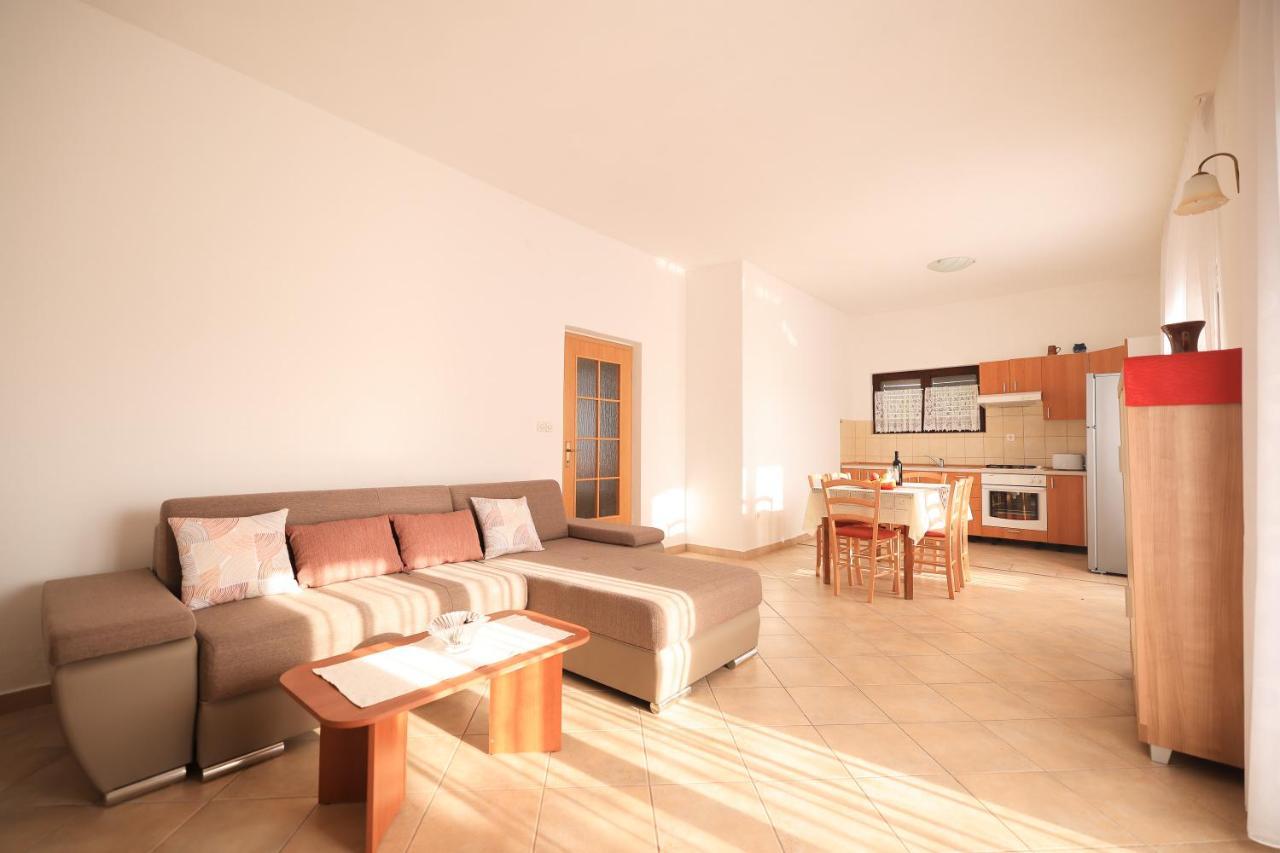 Apartments Ana เพทรอซาเน ภายนอก รูปภาพ