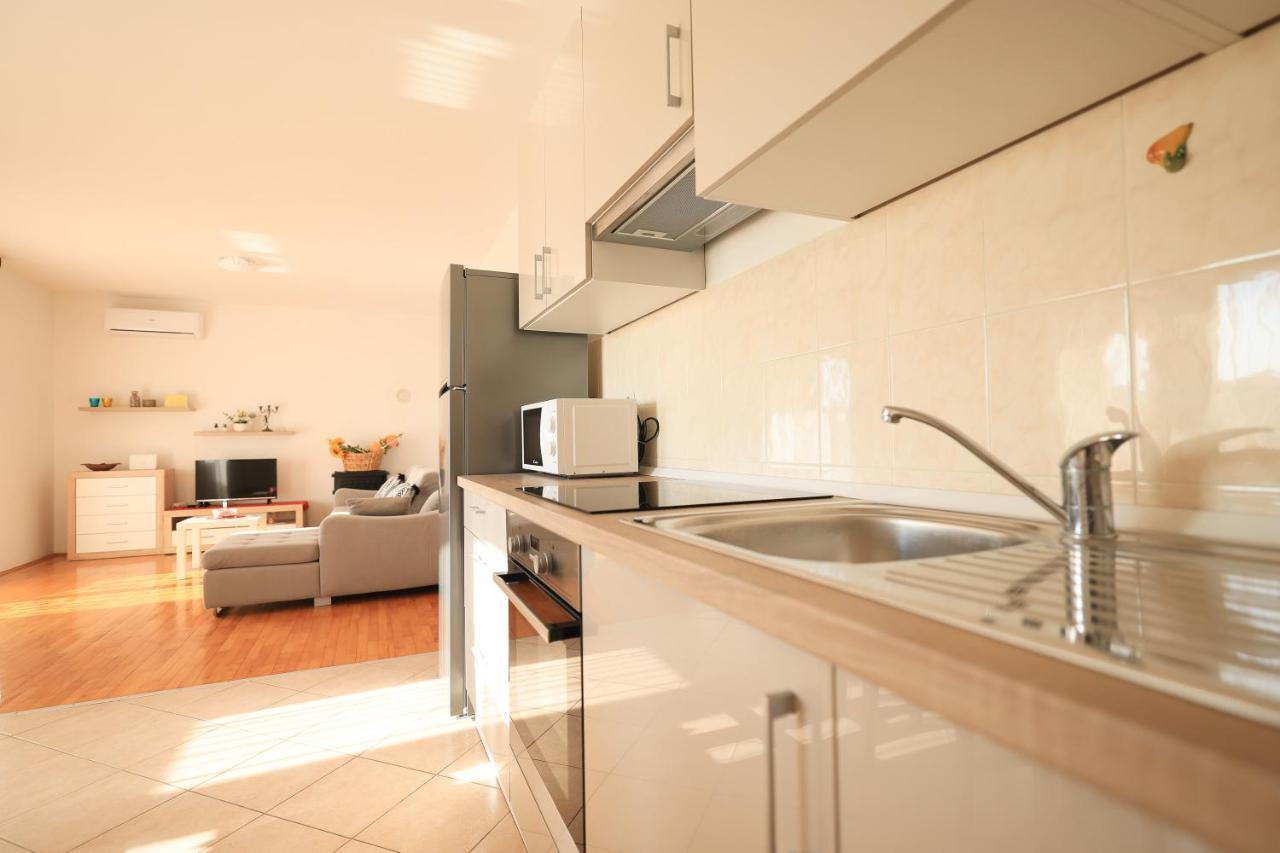 Apartments Ana เพทรอซาเน ภายนอก รูปภาพ