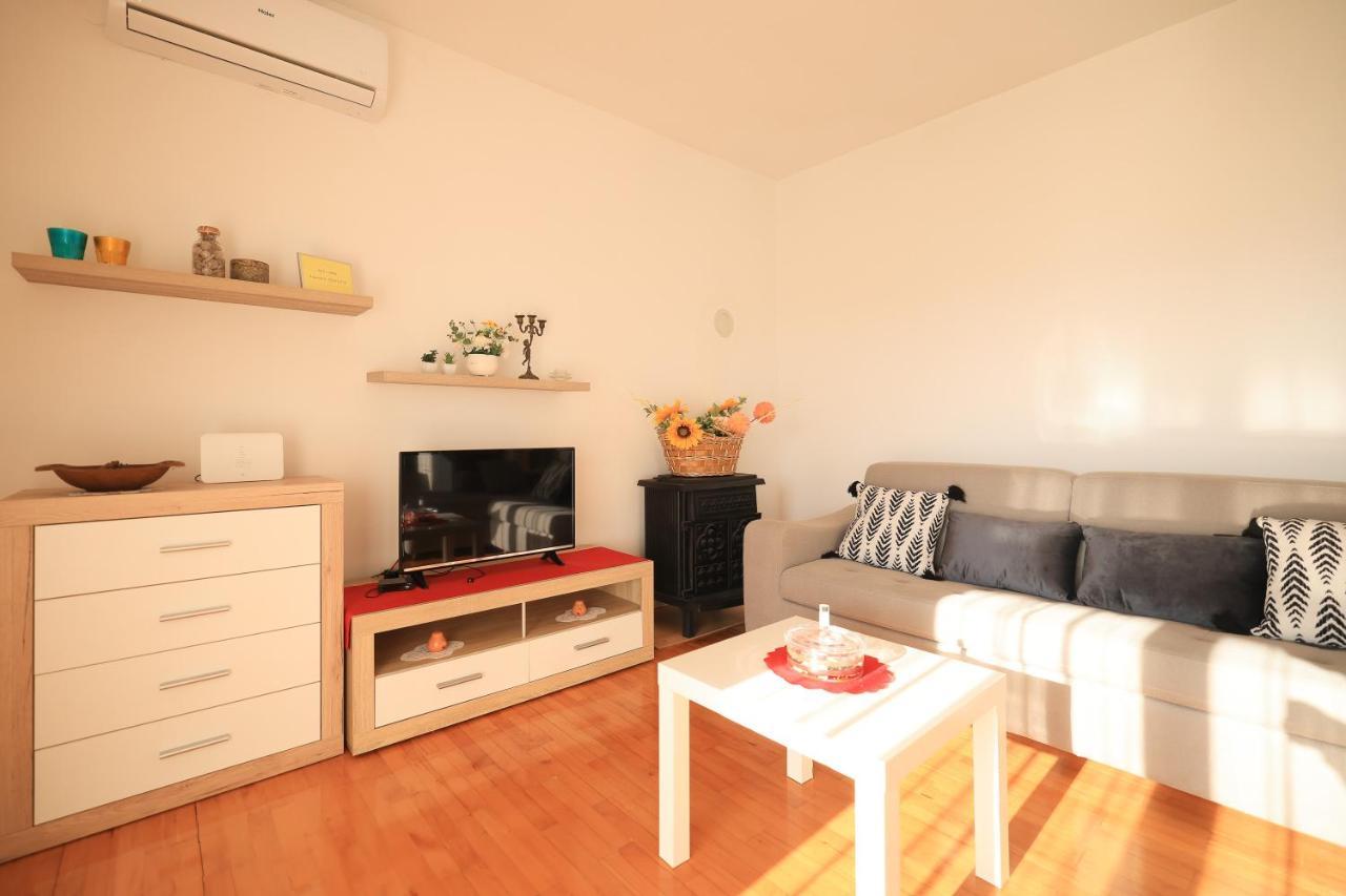 Apartments Ana เพทรอซาเน ภายนอก รูปภาพ